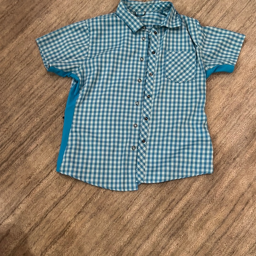 Women’s Club Ride Bandara snap shirt.